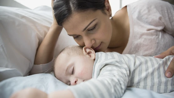 article-Mother baby sleeping