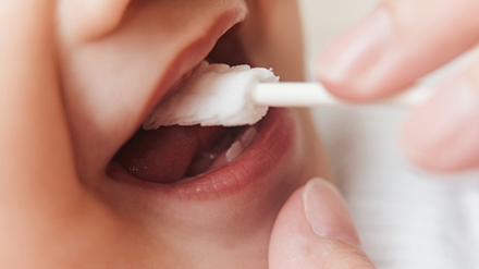 ¿Cómo limpiar correctamente los dientes y  encías de un bebé?