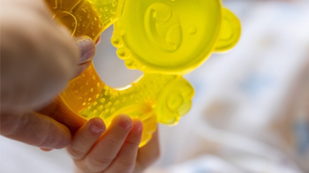 ¿Cómo saber si a mi bebé le están  saliendo los dientes?