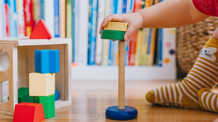 ¿Qué habilidades motoras desarrolla un bebé durante su primer año?