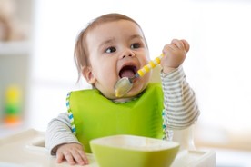 Cómo introducir y hacer la transición en la alimentación de un bebé a alimentos sólidos
