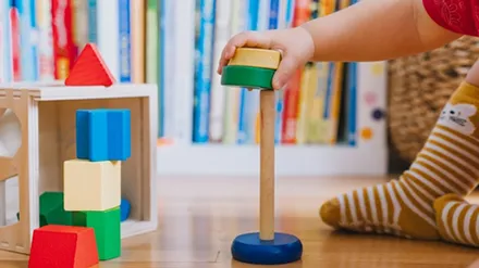 ¿Qué habilidades motoras desarrolla un bebé durante su primer año?