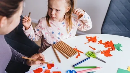 Cómo distraer a un niño en medio de un berrinche