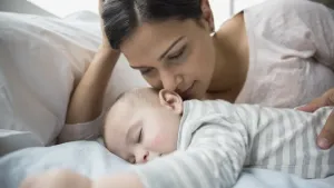 article-Mother baby sleeping