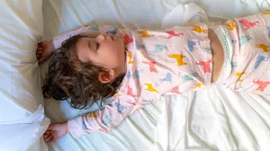 ¿Por qué los bebés se mueven mientras duermen?