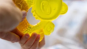 ¿Cómo saber si a mi bebé le están  saliendo los dientes?