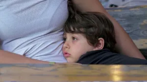 Apego excesivo del bebé hacia la madre: cómo manejarlo