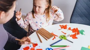 Cómo distraer a un niño en medio de un berrinche