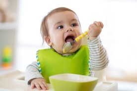 Cómo introducir y hacer la transición en la alimentación de un bebé a alimentos sólidos