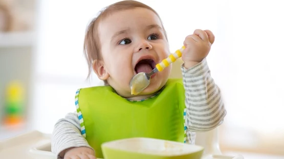 Cómo introducir y hacer la transición en la alimentación de un bebé a alimentos sólidos